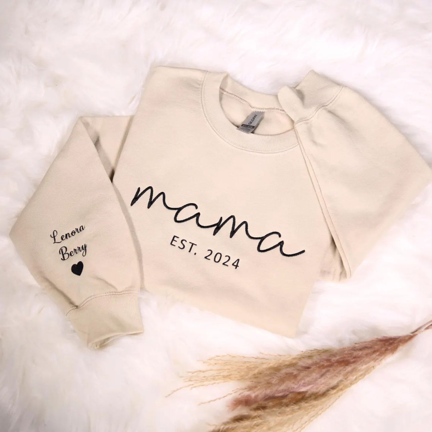 Individuell besticktes Mama-Sweatshirt mit Kindernamen auf dem Ärmel – Besonderes Geschenk für Mama