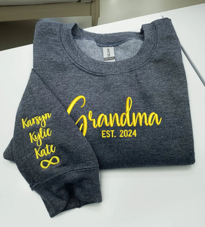 Besticktes individuelles Oma-Sweatshirt mit den Namen der Enkelkinder auf dem Ärmel - Geschenk für Oma