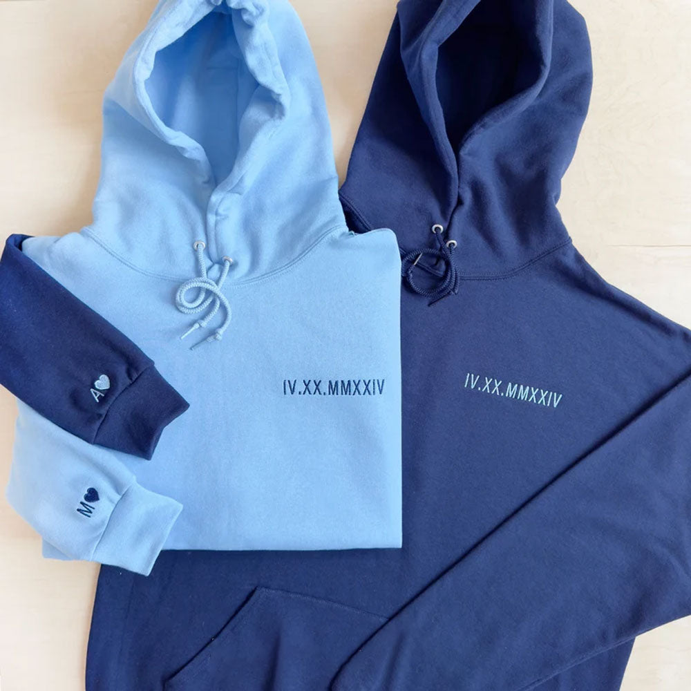 Kundenspezifischer bestickter Hoodie mit römischen Ziffern - Geschenk für Paare, personalisierter Pullover mit Datum und Initialen