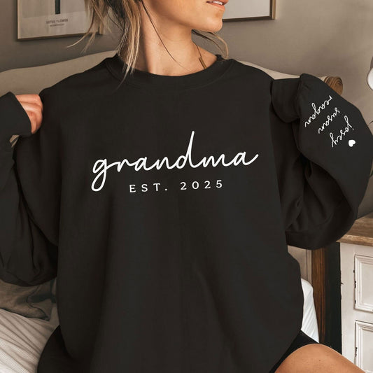 Personalisiertes Oma-Sweatshirt mit Kindernamen auf dem Ärmel