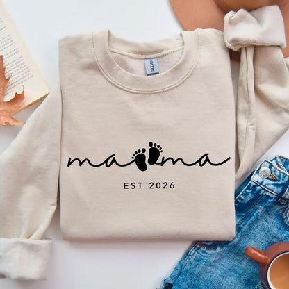 Mama EST 2026 Shirt mit Babyfüßen – Personalisiertes Geschenk für werdende Mama