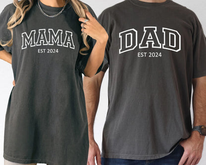 Personalisiertes Mama- und Papa-Shirt mit Kindernamen auf dem Ärmel