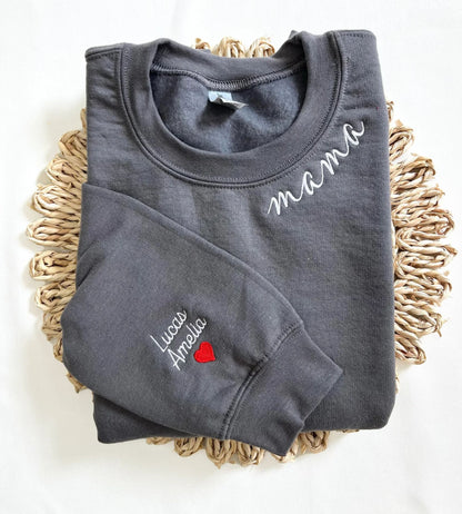 Besticktes Mama-Sweatshirt mit den Namen der Kinder auf dem Ärmel, Geschenk für Mama