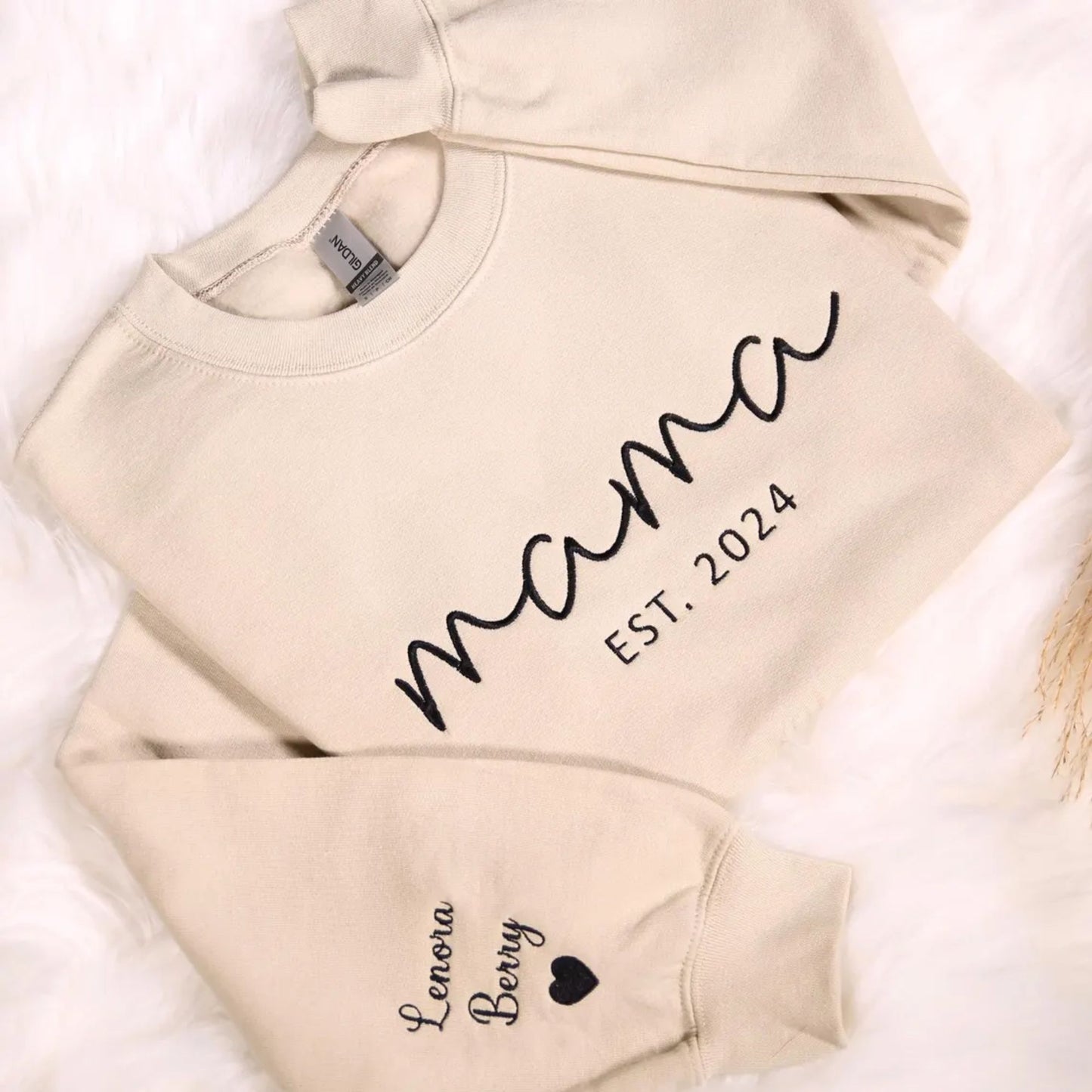 Individuell besticktes Mama-Sweatshirt mit Kindernamen auf dem Ärmel – Besonderes Geschenk für Mama