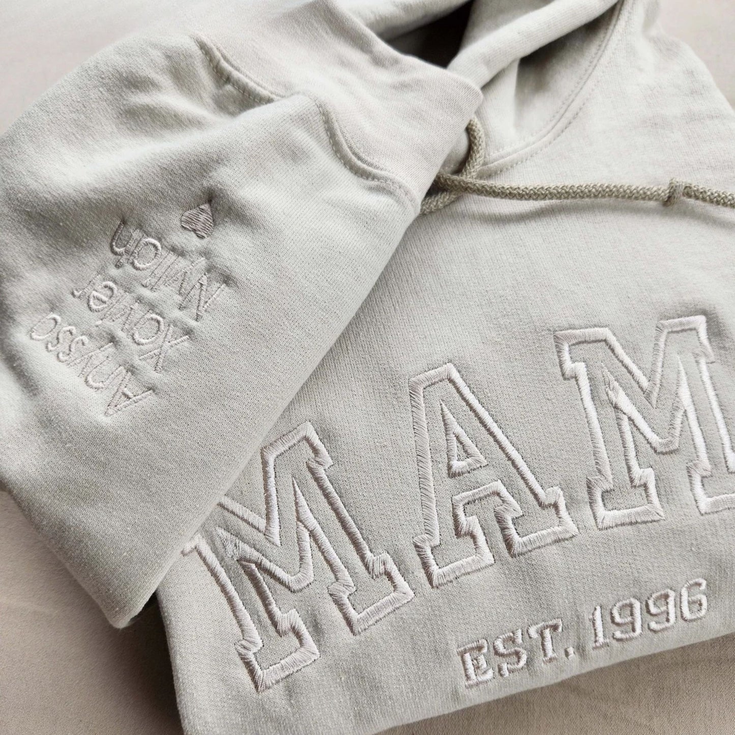 Personalisiertes Besticktes Mama Sweatshirt mit den Namen der Kinder auf dem Ärmel