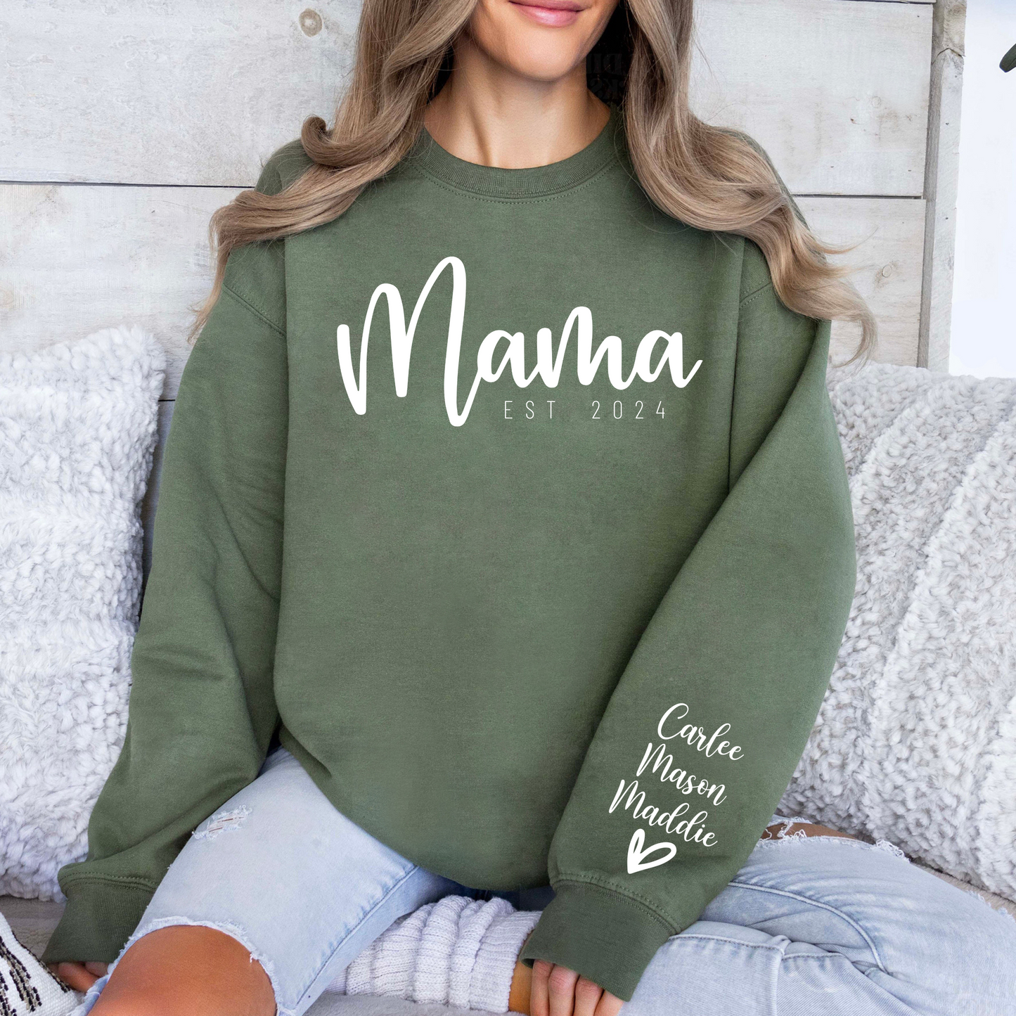 Personalisiertes 'Mama EST 2024' Sweatshirt mit Namen auf den Ärmeln