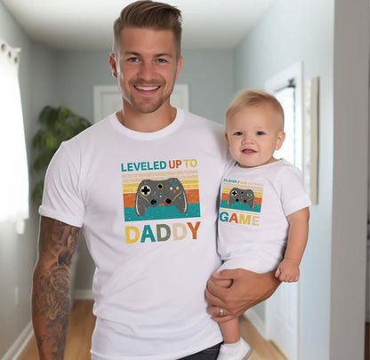 Leveled Up to Daddy T-Shirts – Matching Shirts für Papa & Kids
