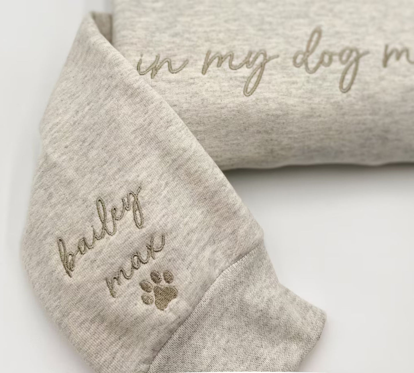 Besticktes 'In My Dog Mom Era' Sweatshirt mit den Namen der Hunde auf dem Ärmel - Geschenk für Hundeliebhaber