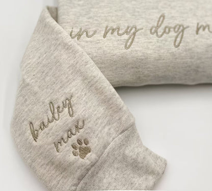 Besticktes 'In My Dog Mom Era' Sweatshirt mit den Namen der Hunde auf dem Ärmel - Geschenk für Hundeliebhaber