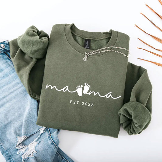 Mama EST 2026 Shirt mit Babyfüßen – Personalisiertes Geschenk für werdende Mama