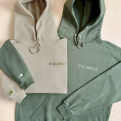 Kundenspezifischer bestickter Hoodie mit römischen Ziffern - Geschenk für Paare, personalisierter Pullover mit Datum und Initialen