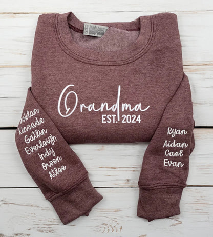 Besticktes individuelles Oma-Sweatshirt mit den Namen der Enkelkinder auf dem Ärmel - Geschenk für Oma