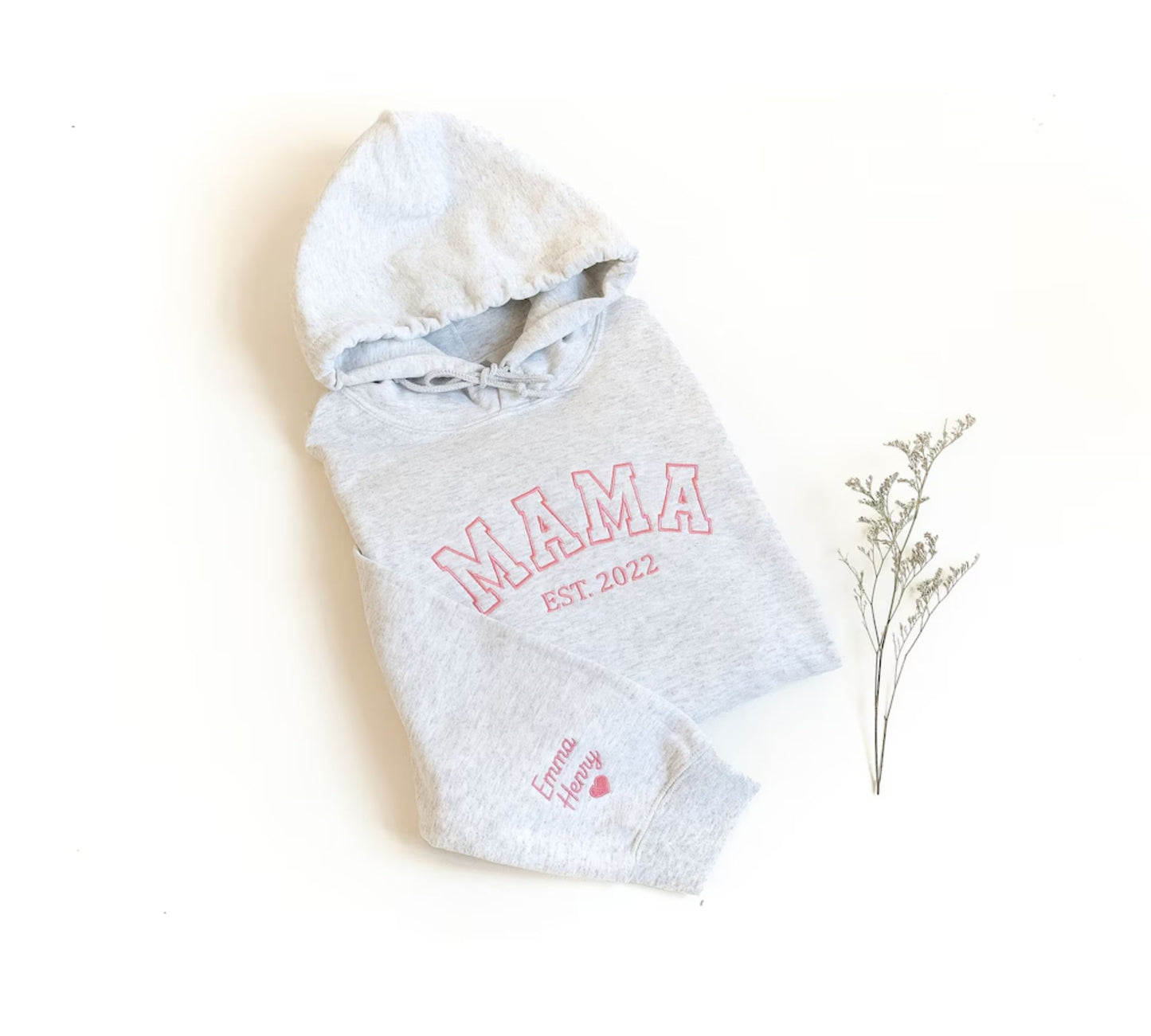 Personalisierter bestickter Mama Hoodie mit Namen auf dem Ärmel - Geschenk für Mama