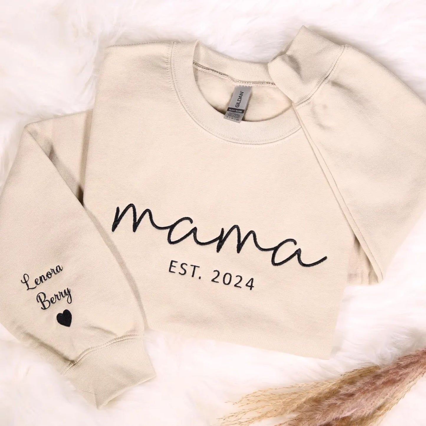 Individuell besticktes Mama-Sweatshirt mit Kindernamen auf dem Ärmel – Besonderes Geschenk für Mama