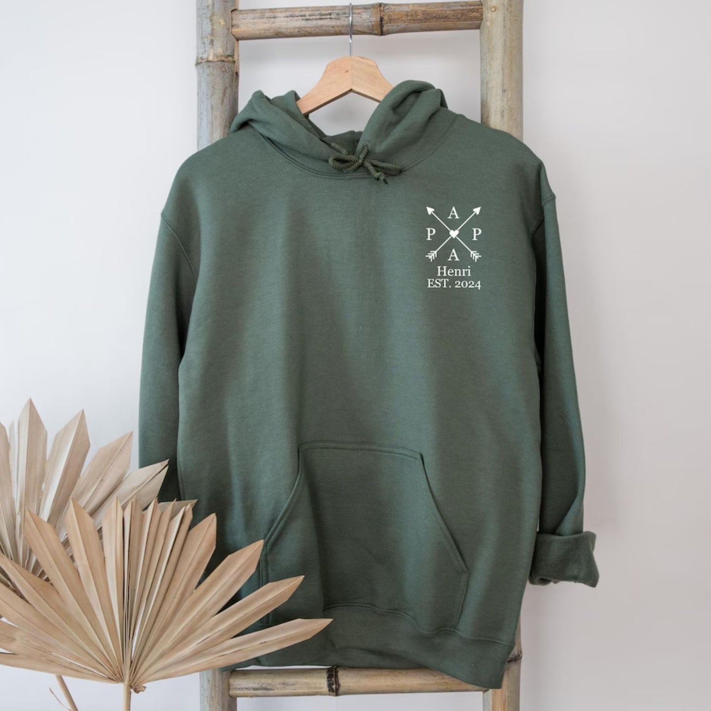 Papas Stolz: Hoodie mit individuellem Namen und Geburtsjahr, Papa-Geschenk