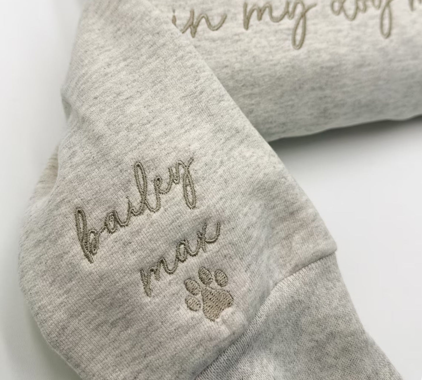 Besticktes 'In My Dog Mom Era' Sweatshirt mit den Namen der Hunde auf dem Ärmel - Geschenk für Hundeliebhaber