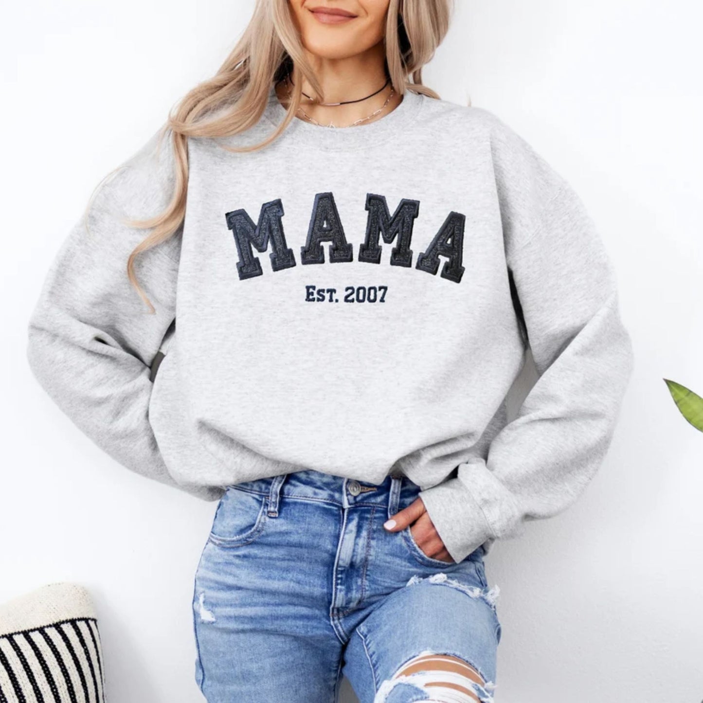 Personalisiertes Besticktes Mama Sweatshirt mit den Namen der Kinder auf dem Ärmel