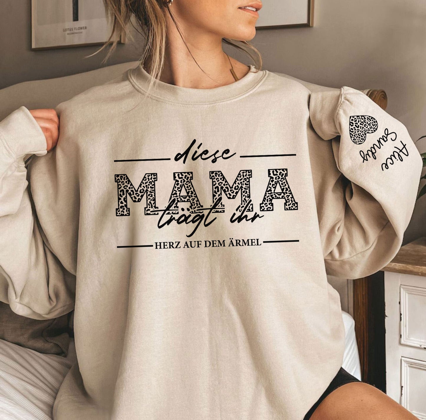 Personalisiertes Mama-Sweatshirt mit den Namen der Kinder auf dem Ärmel, Ich trage mein Herz auf dem Ärmel