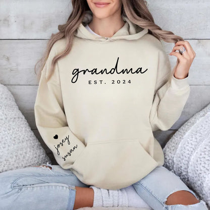 Personalisiertes Oma-Sweatshirt und Hoodie mit Kindernamen auf dem Ärmel