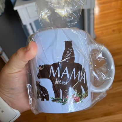 Mama Bär mit ihren Bärchen Kaffeebecher – Personalisierter Bärenfamilien Becher