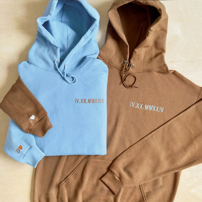 Kundenspezifischer bestickter Hoodie mit römischen Ziffern - Geschenk für Paare, personalisierter Pullover mit Datum und Initialen