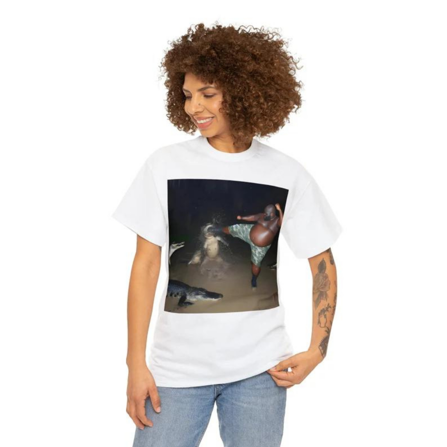 Mann tritt Alligator T-Shirt - Lustiges Geschenk für Meme-Liebhaber
