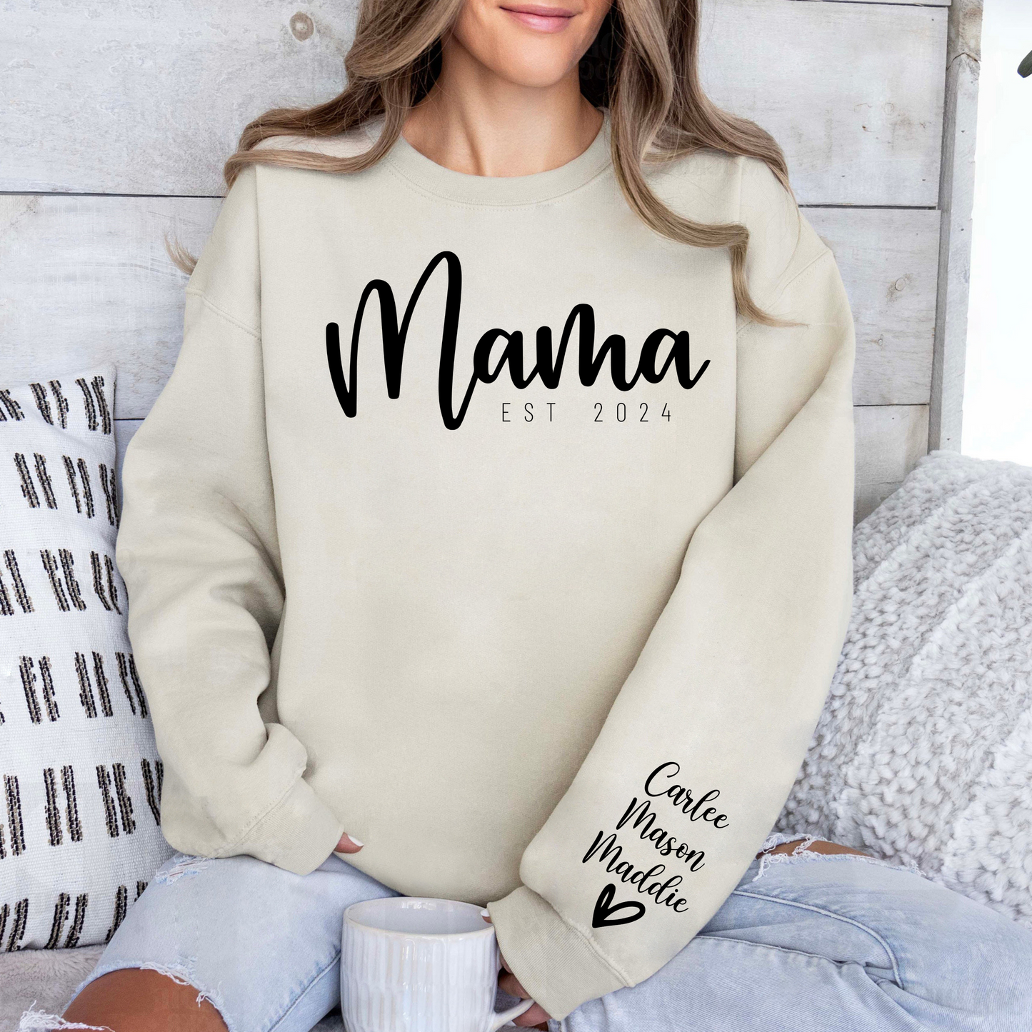 Personalisiertes 'Mama EST 2024' Sweatshirt mit Namen auf den Ärmeln