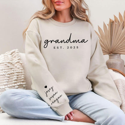 Personalisiertes Oma-Sweatshirt mit Kindernamen auf dem Ärmel