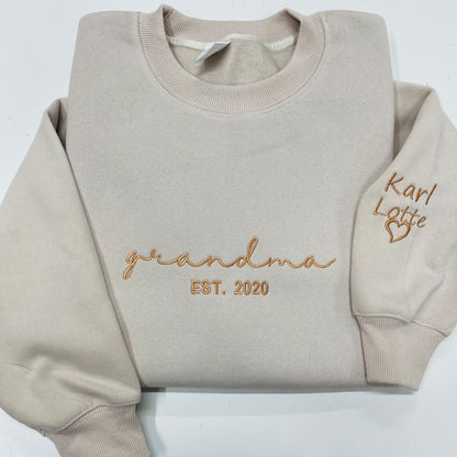 Gesticktes individuelles Oma Sweatshirt mit den Namen der Enkelkinder auf dem Ärmel