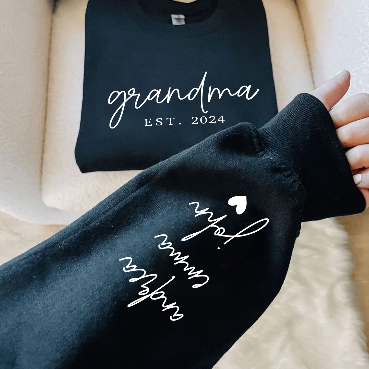 Personalisiertes Oma Sweatshirt mit den Namen der Enkelkinder auf dem Ärmel - Geschenk für Oma