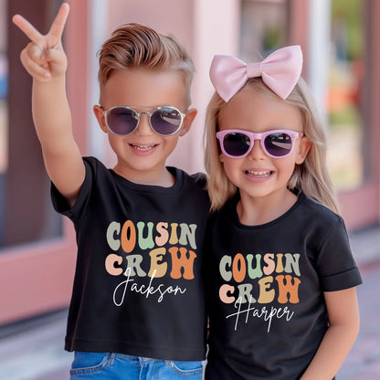 Personalisiertes Groovy Cousin Crew Kinder Shirt - Retro individuell abgestimmte Cousins Shirts