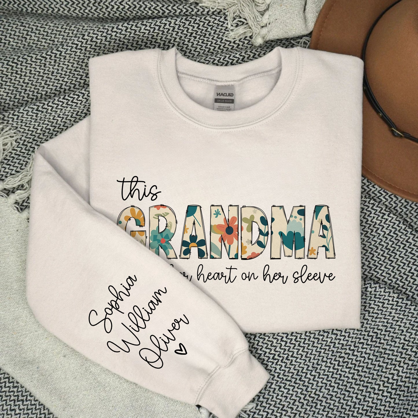 Personalisiertes Sweatshirt für Oma, Weihnachtsgeschenk für Mama - Ich trage mein Herz auf meinem Ärmel