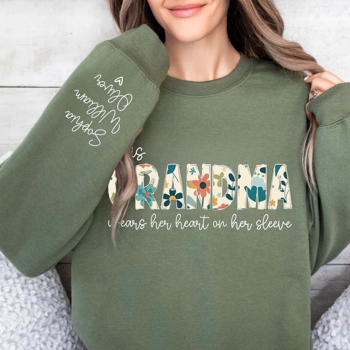 Personalisiertes Sweatshirt für Oma, Weihnachtsgeschenk für Mama - Ich trage mein Herz auf meinem Ärmel