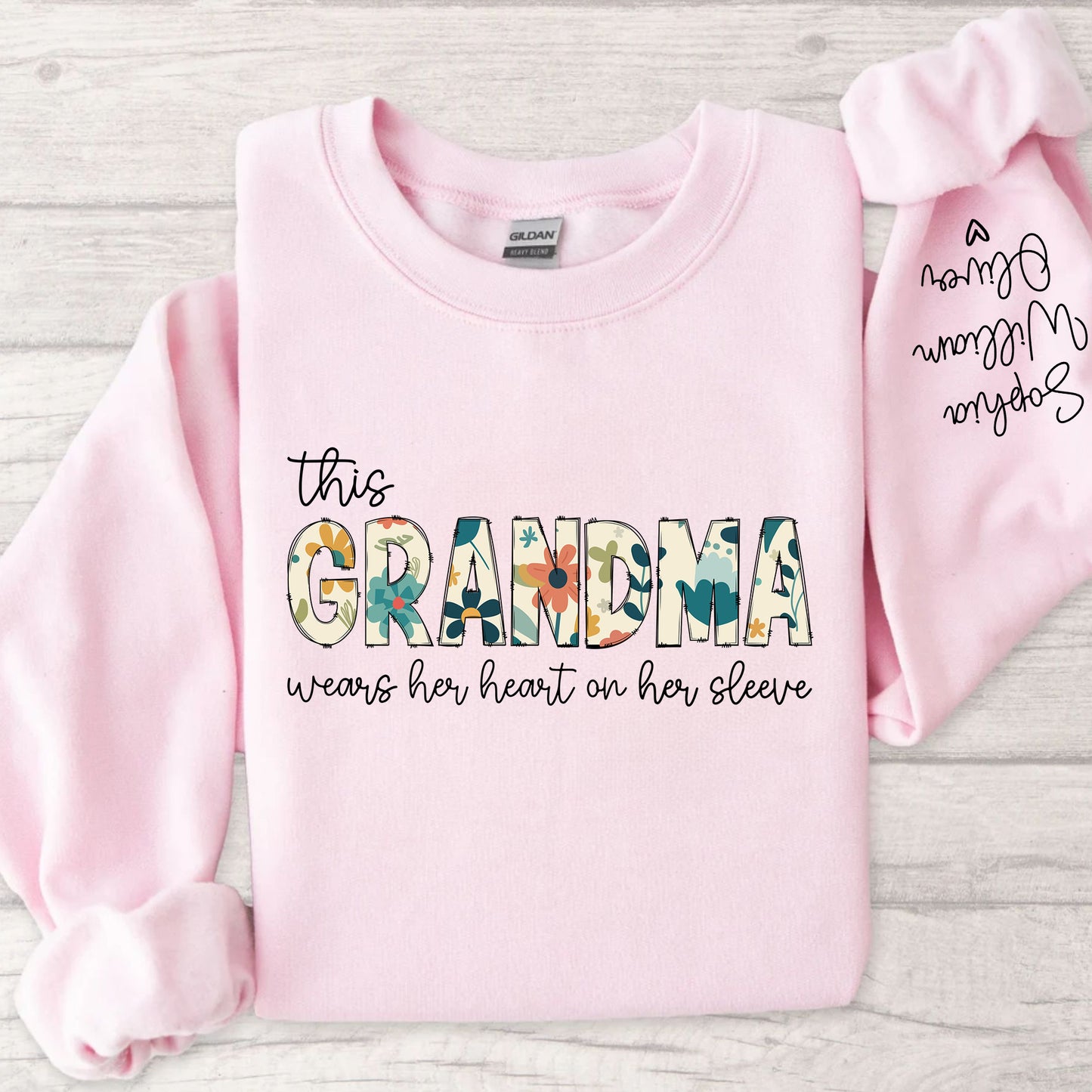 Personalisiertes Sweatshirt für Oma, Weihnachtsgeschenk für Mama - Ich trage mein Herz auf meinem Ärmel