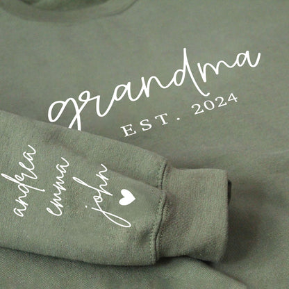 Personalisiertes Oma Sweatshirt mit den Namen der Enkelkinder auf dem Ärmel - Geschenk für Oma