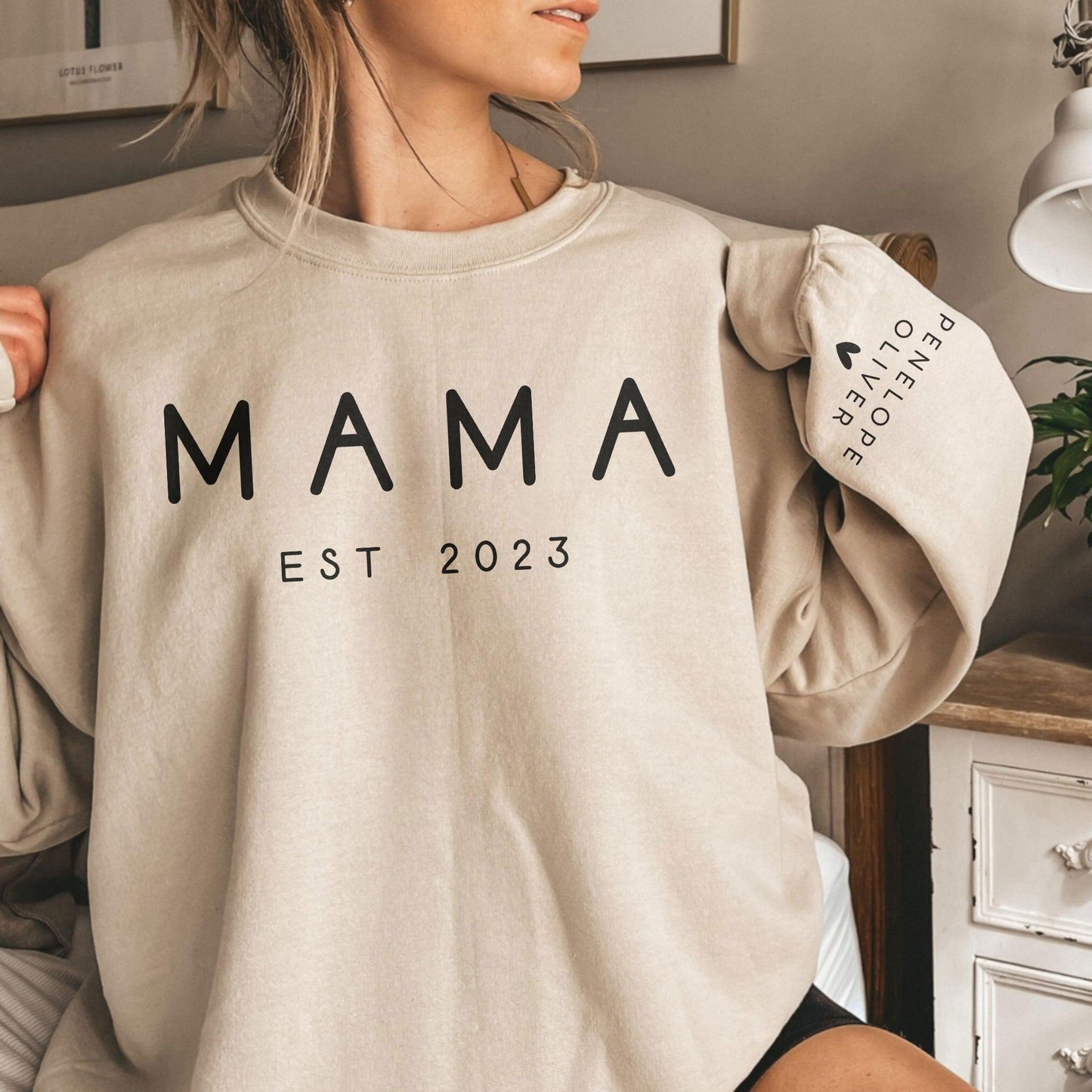 Benutzerdefiniertes Mama Sweatshirt mit Datum und Kindername auf dem Ärmel - GiftHaus