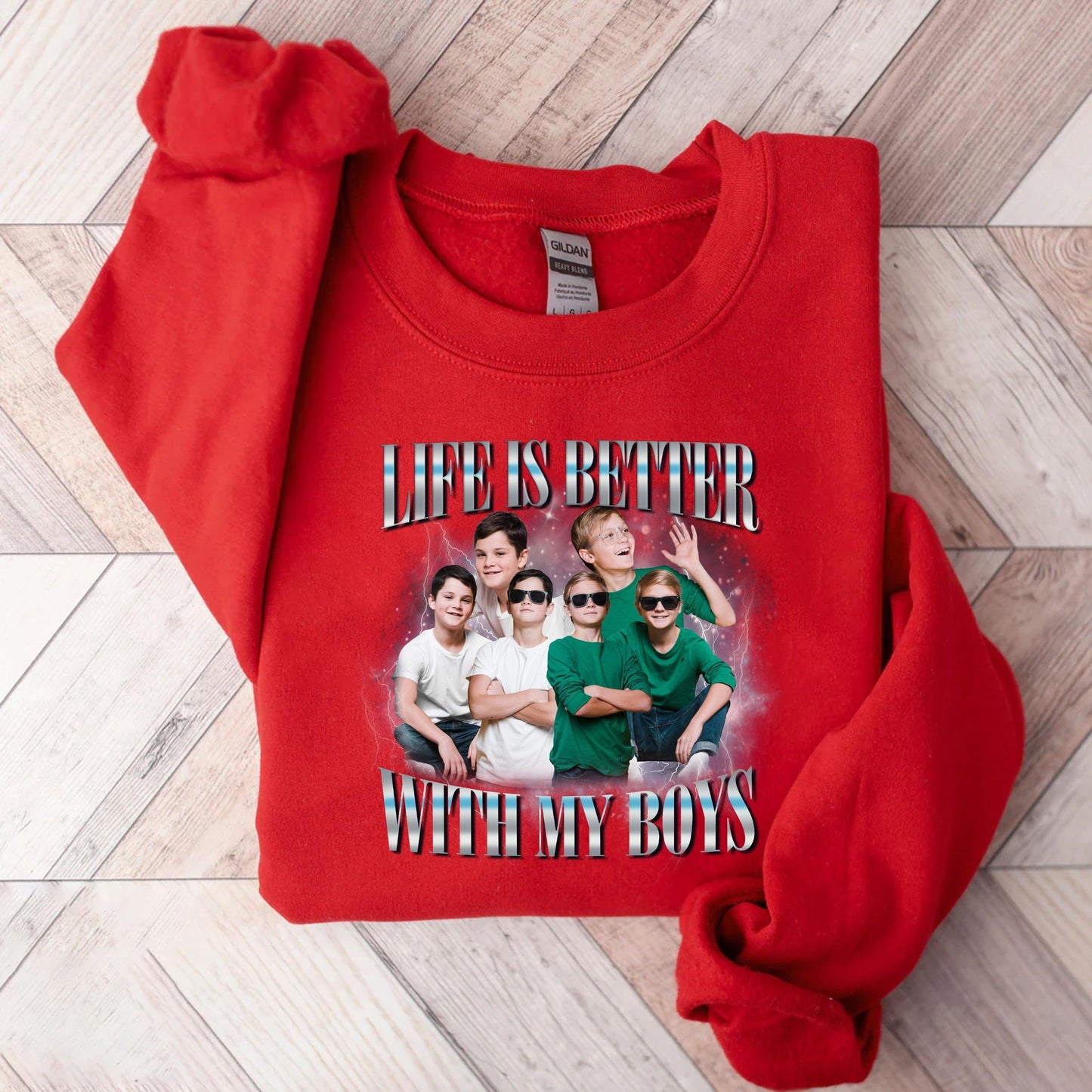 Das Leben ist Schöner mit Meinen Jungs - Personalisiertes Bootleg Shirt für Mama von Jungen - GiftHaus