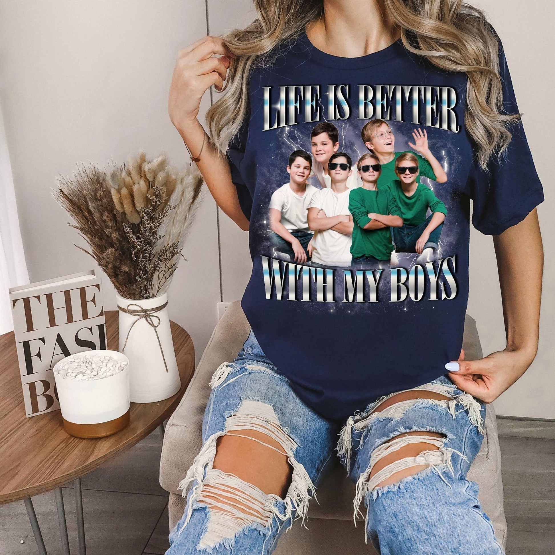 Das Leben ist Schöner mit Meinen Jungs - Personalisiertes Bootleg Shirt für Mama von Jungen - GiftHaus