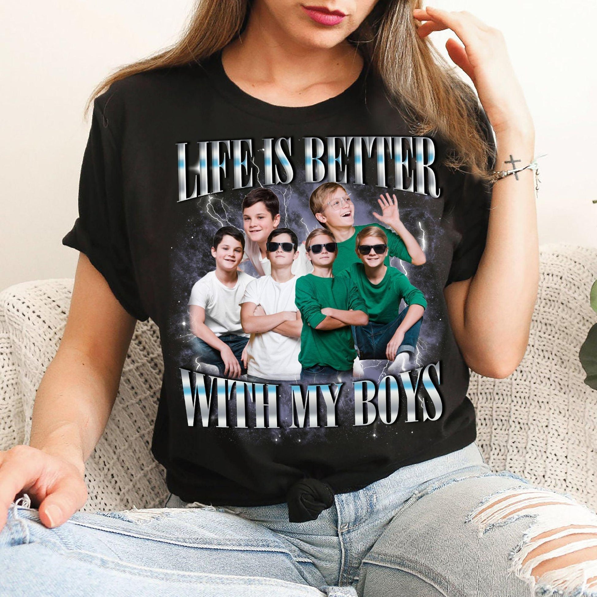 Das Leben ist Schöner mit Meinen Jungs - Personalisiertes Bootleg Shirt für Mama von Jungen - GiftHaus