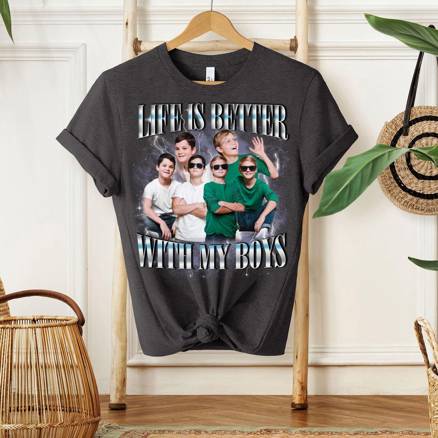 Das Leben ist Schöner mit Meinen Jungs - Personalisiertes Bootleg Shirt für Mama von Jungen - GiftHaus