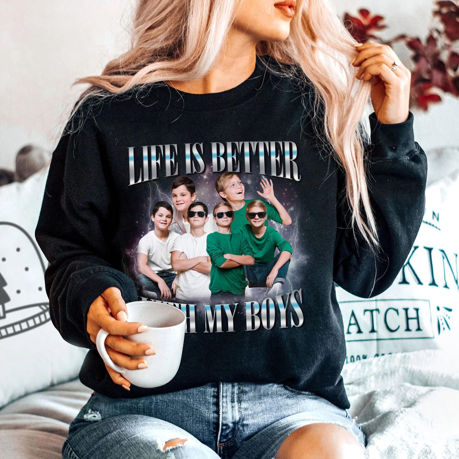 Das Leben ist Schöner mit Meinen Jungs - Personalisiertes Bootleg Shirt für Mama von Jungen - GiftHaus