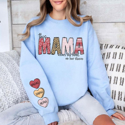 Diese Mama trägt ihr Herz auf dem Ärmel, Individuell gestalteter Sweatshirt und Hoodie - Geschenk für Mama - GiftHaus