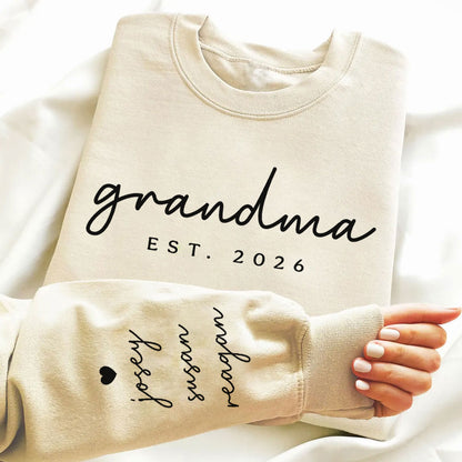Personalisiertes Oma-Sweatshirt mit Kindernamen auf dem Ärmel
