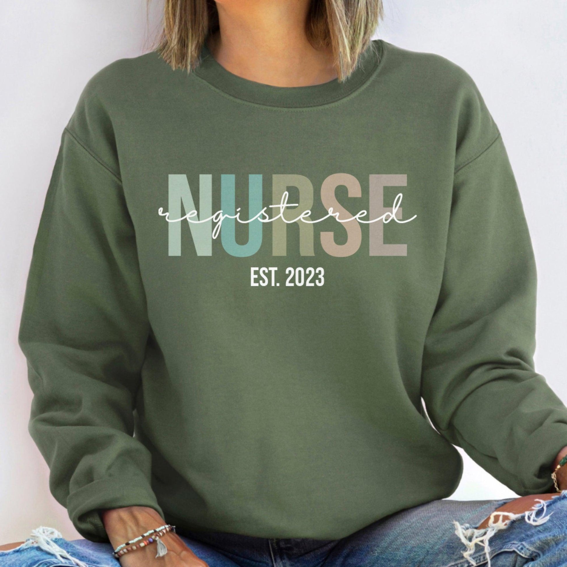 Herzschlag der Hingabe - Personalisierte Krankenschwester Sweatshirt - GiftHaus