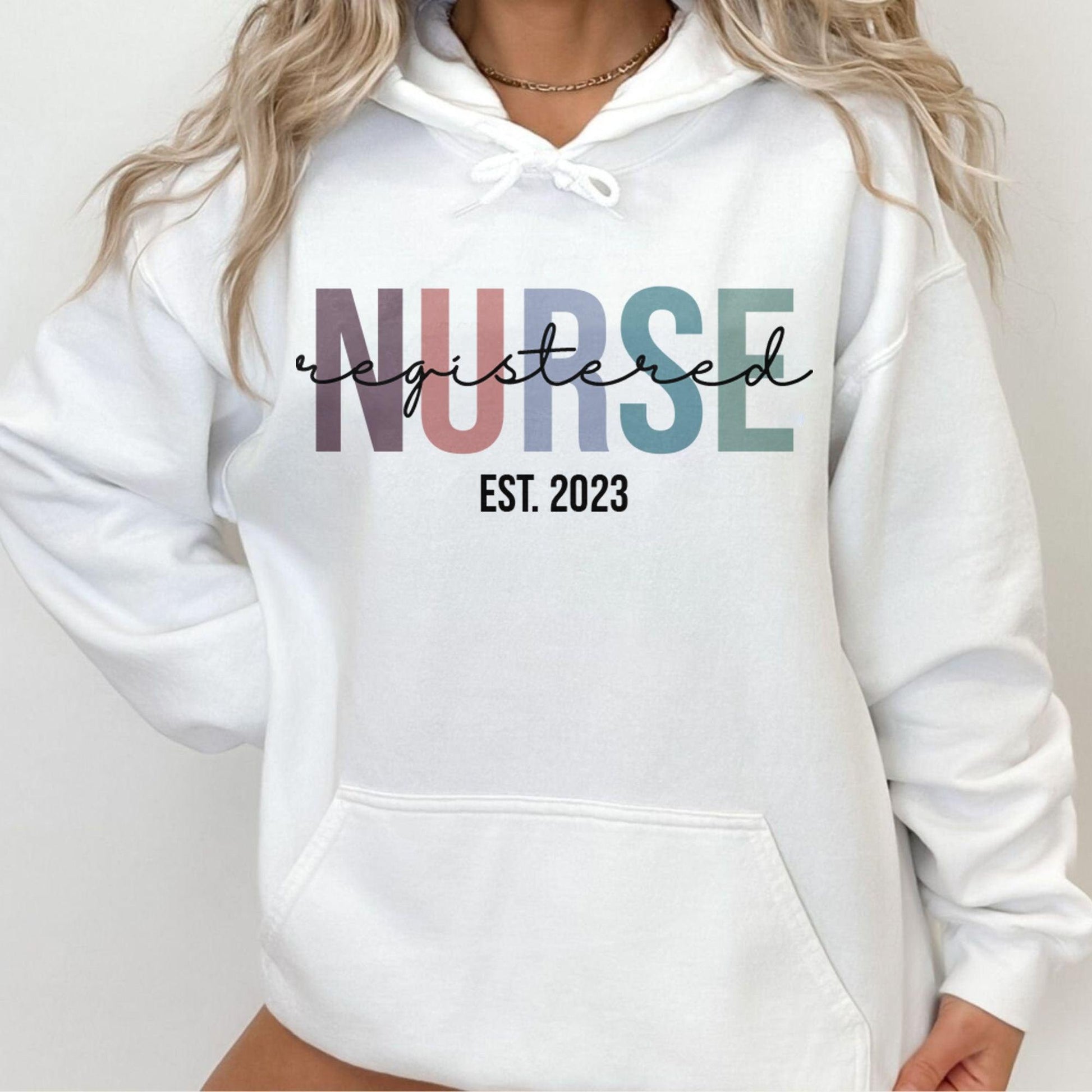 Herzschlag der Hingabe - Personalisierte Krankenschwester Sweatshirt - GiftHaus