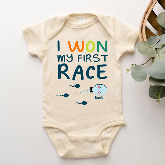 Ich habe mein erstes Rennen gewonnen – Personalisierter Baby Strampler - GiftHaus