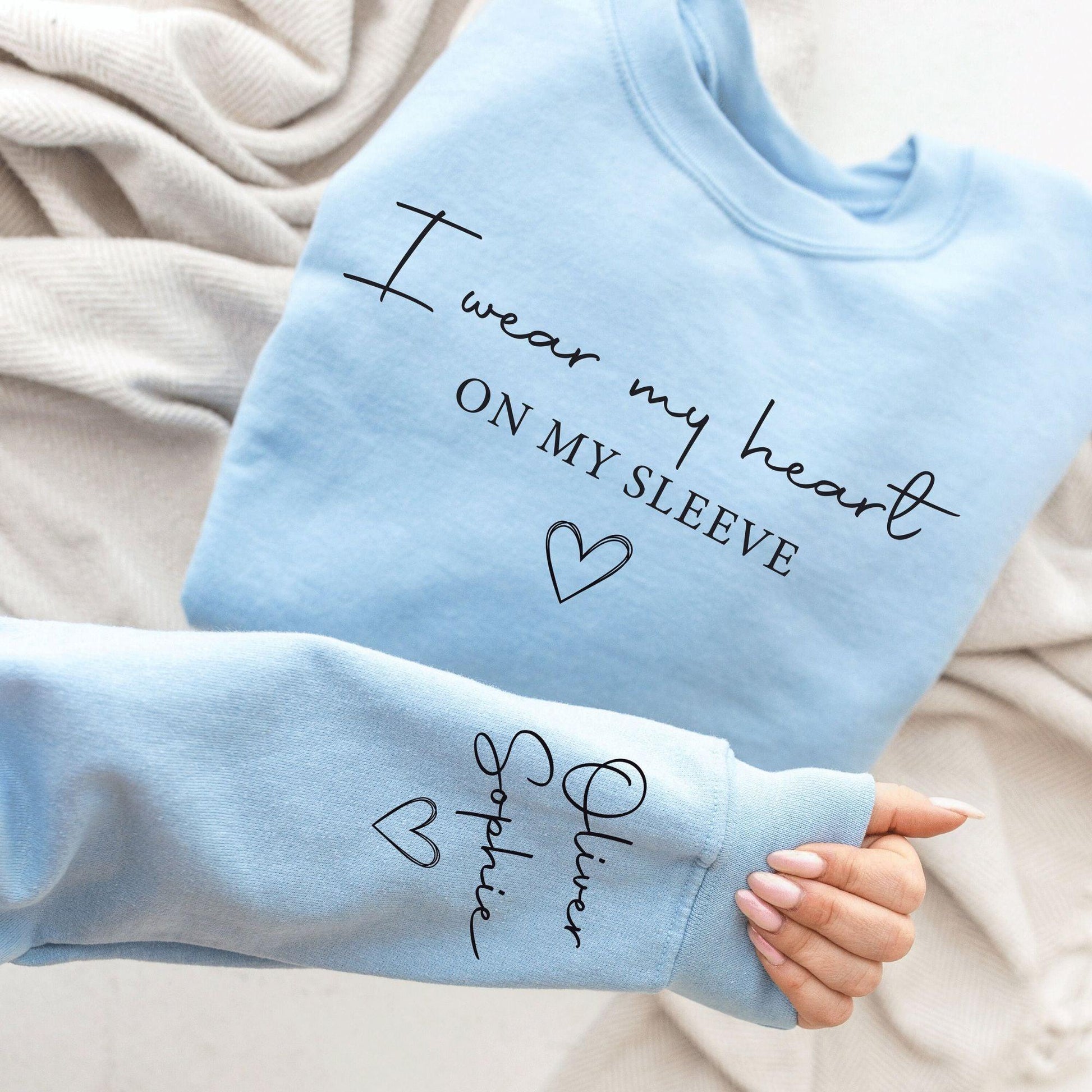 Ich trage mein Herz auf meinem Ärmel Sweatshirt und Kapuzenpullover - Geschenk für Mama - GiftHaus