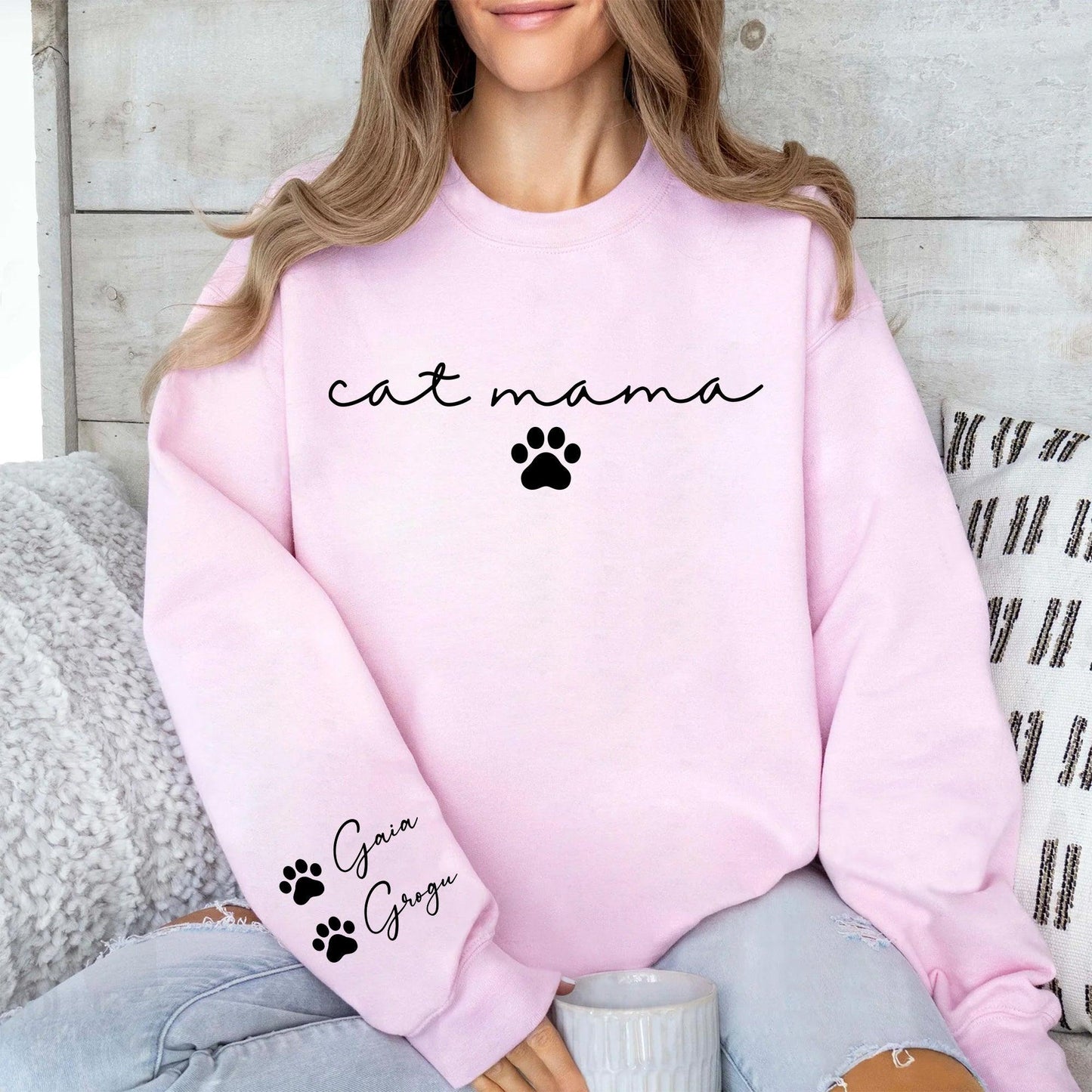 Individuelles Cat Mama Sweatshirt mit Kosenamen auf dem Ärmel - GiftHaus