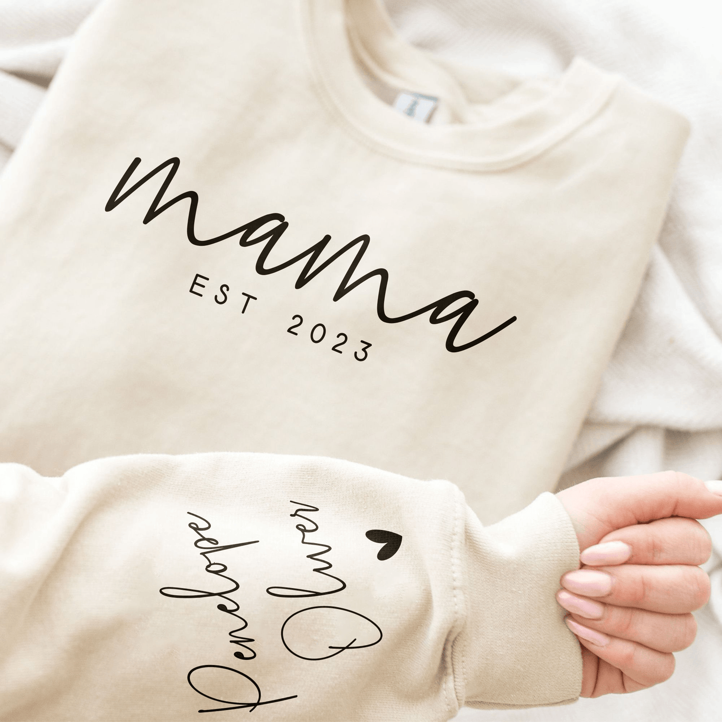 Individuelles Mama-Sweatshirt mit Datum und Namen des Kindes auf dem Ärmel - GiftHaus