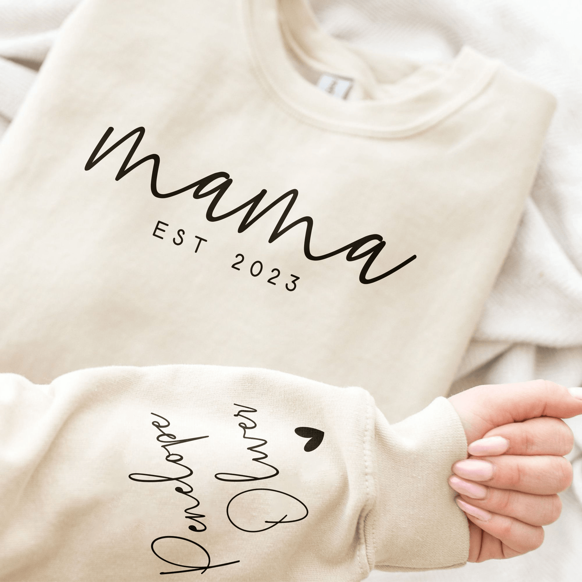 Individuelles Mama-Sweatshirt mit Datum und Namen des Kindes auf dem Ärmel - GiftHaus